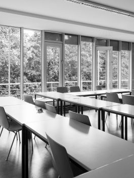 Klassenraum mit Fensterfront 